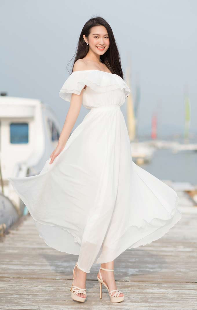 Bạn gái tin đồn của Đoàn Văn Hậu thường chọn các trang phục thanh lịch, thời trang tôn vẻ đẹp nữ tính.