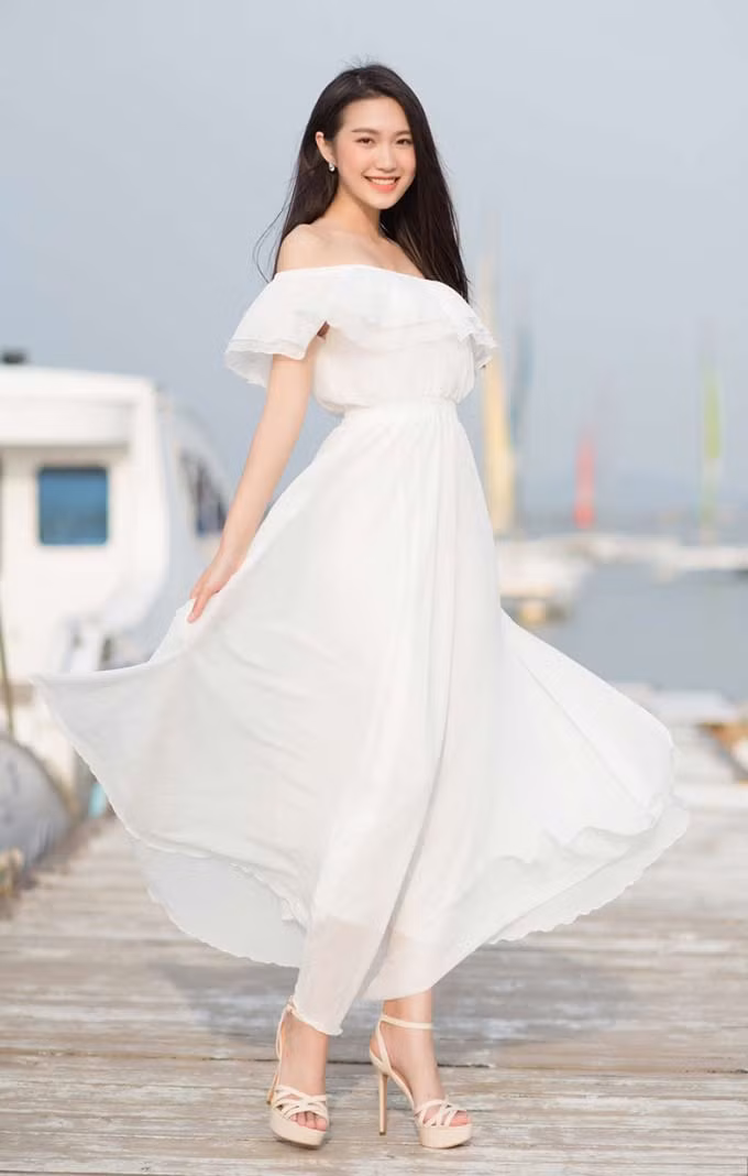 Bạn gái tin đồn của Đoàn Văn Hậu thường chọn các trang phục thanh lịch, thời trang tôn vẻ đẹp nữ tính.