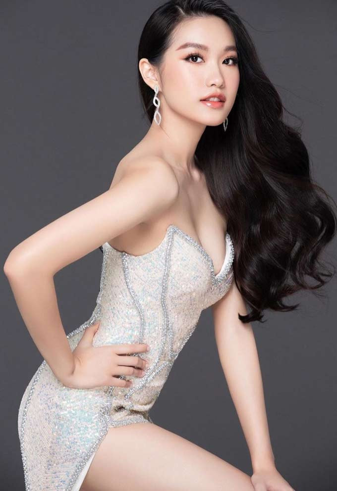 Chiếc đầm cúp ngực xẻ cao vừa giúp tôn vòng một căng tràn vừa khoe được đôi chân dài miên man.