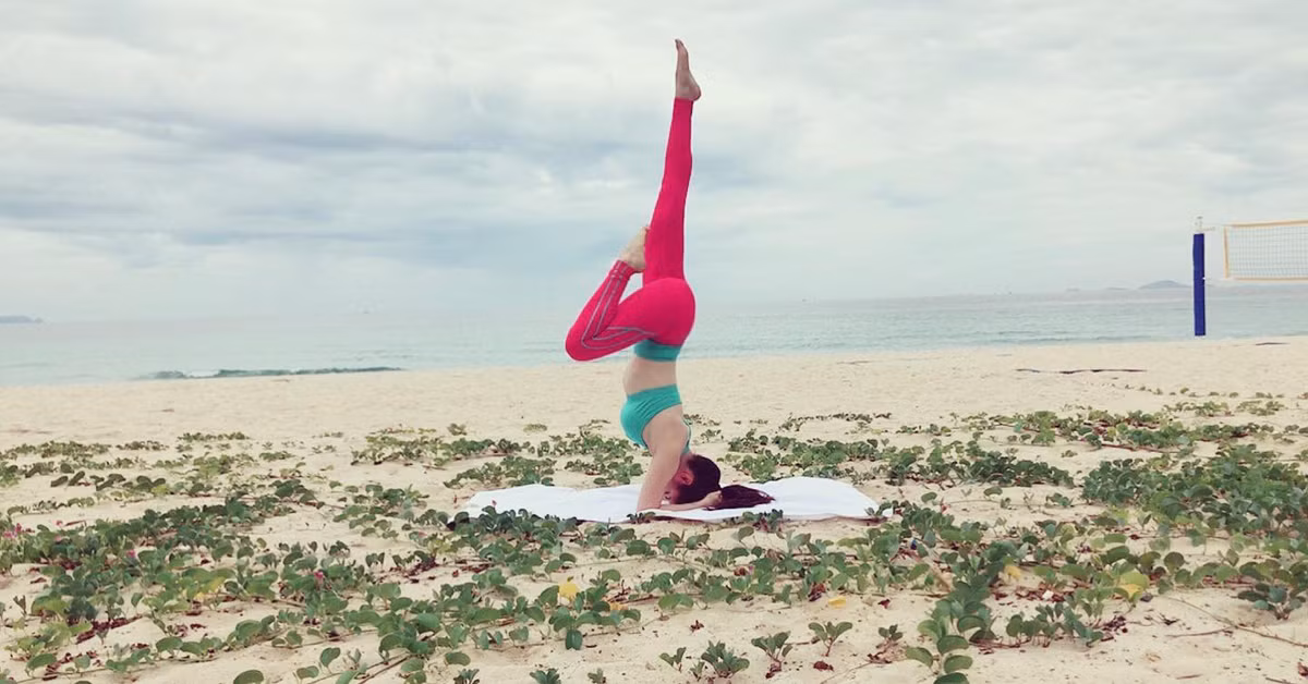 Cô chọn trang phục ôm dáng, khỏe khoắn và trổ tài trồng chuối ngay trên bãi biển, khoe đường cong mềm mại.