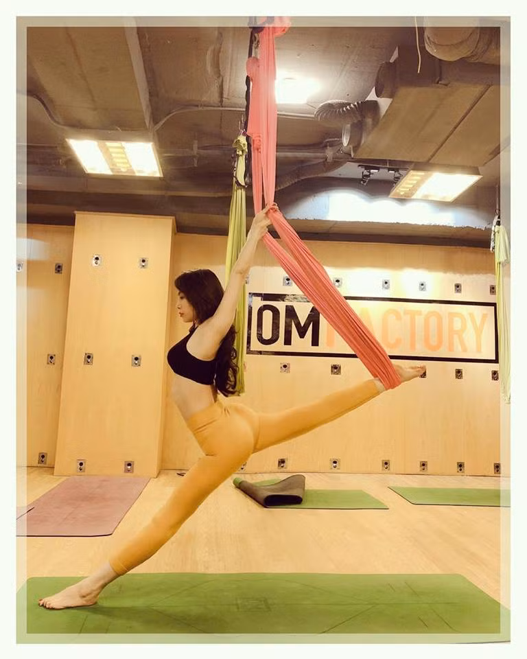 Tuy nhiên, Quỳnh Nga cũng cho biết tập yoga bay là cần quy trình chứ không thể nóng vội, phải lắng nghe cơ thể mình chứ nếu thiếu hiểu biết sẽ để xảy ra những sự cố: gãy xương, gãy cổ, dãn cơ…