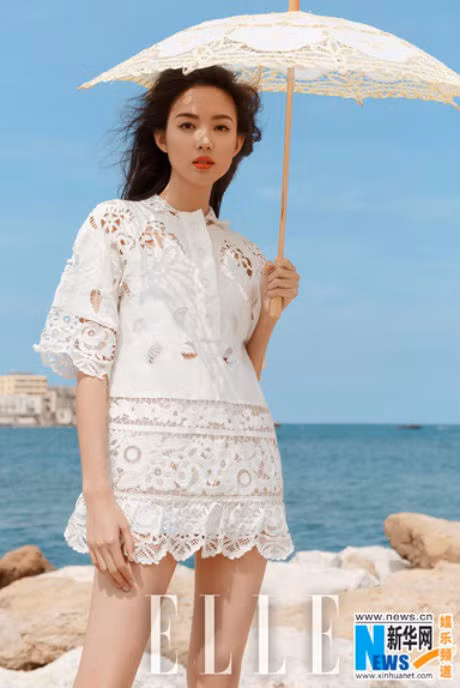 Da môi rất mỏng nếu không được chăm sóc kỹ càng sẽ gây ra tình trạng thâm, khô, nứt nẻ. Trương Tử Lâm rất chú trọng điều này. Dù là trước khi trang điểm hay để mặt mộc, cô cũng luôn thoa son dưỡng môi, một mặt có thể loại bỏ các thành phần độc hại trong son mặt khác có thể giữ ẩm và giảm nếp nhăn cho môi.