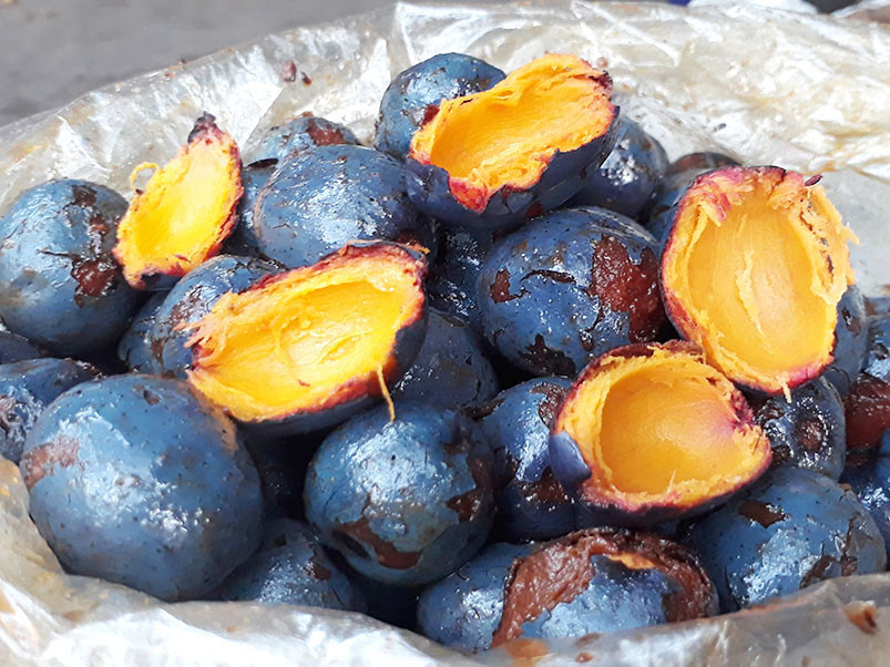 Cọ chín vớt ra, để nguội là ăn được. Cọ ỏm mềm, phía ngoài đen bóng, ở trong vàng ươm như mật ong, cùi dày và thơm. Khi cho vào miệng, mùi thơm lạ, hơi ngái, vị ngậy, bùi, ngọt hấp dẫn. Chấm thêm chút nước mắm hoặc muối vừng, cọ càng dậy lên vị thơm bùi.