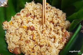 Khi xôi chín, trộn thêm hành mỡ đã phi thơm vào khiến cho món xôi cọ càng hấp dẫn. Xôi cọ chấm với muối vừng, đưa nhẹ vào lưỡi cũng đủ thấy rất ngon.