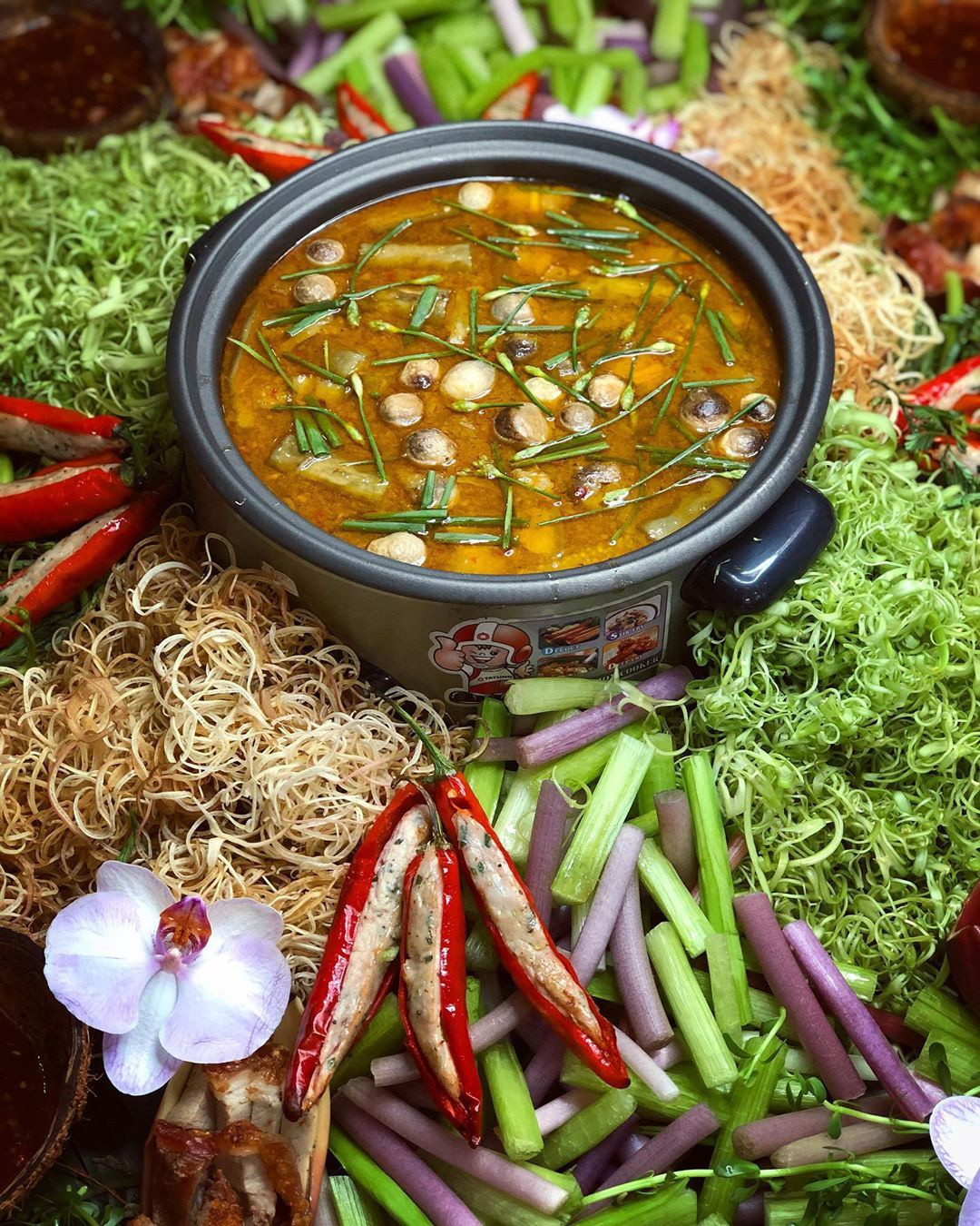 Nước lẩu mắm phải được ninh từ xương heo. Để tăng vị thơm, ngậy, người miền Tây thường cho thêm nước dừa tươi khi ninh. Ngoài ra, nước dùng còn có cà tím, mướp đắng...