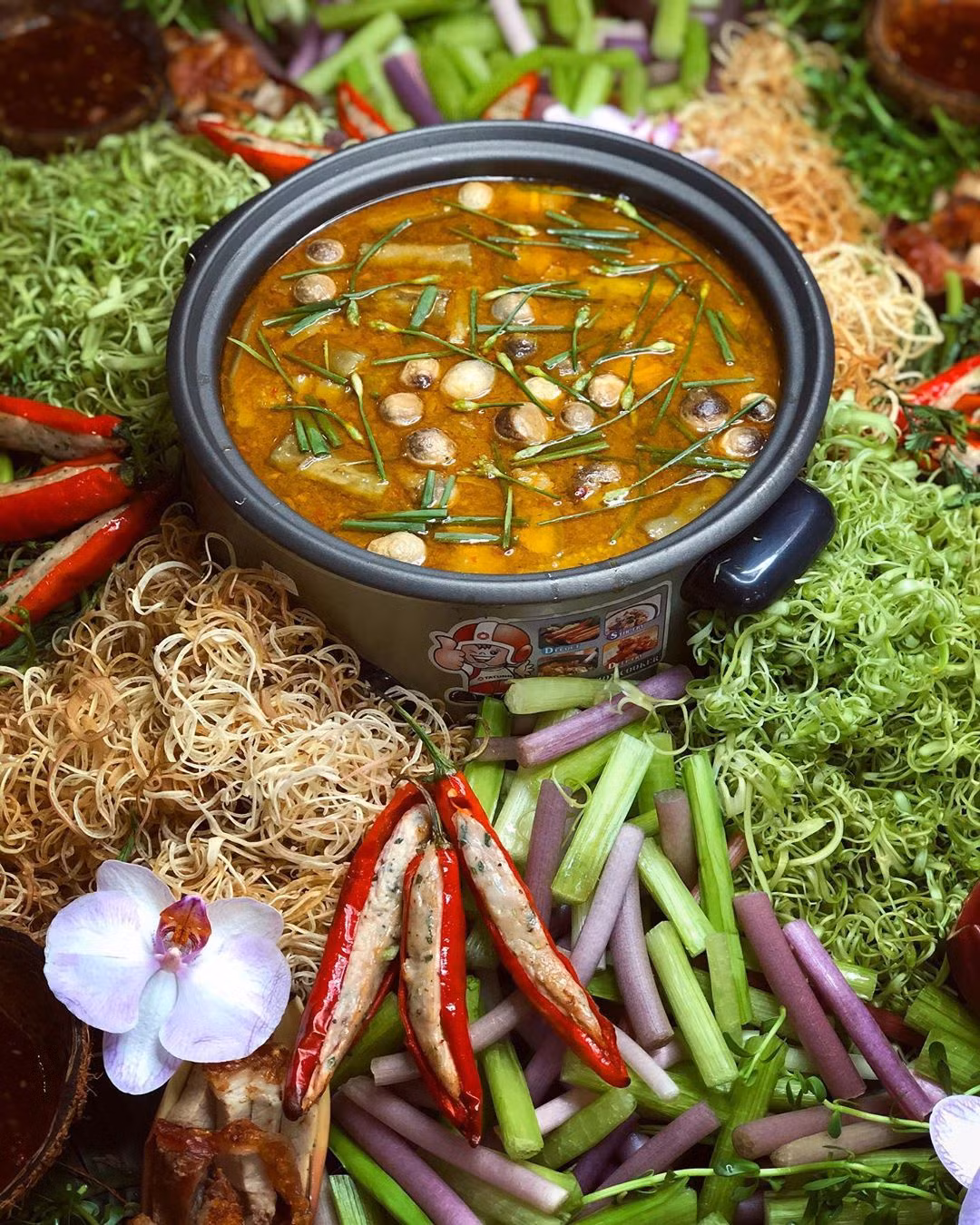 Nước lẩu mắm phải được ninh từ xương heo. Để tăng vị thơm, ngậy, người miền Tây thường cho thêm nước dừa tươi khi ninh. Ngoài ra, nước dùng còn có cà tím, mướp đắng...