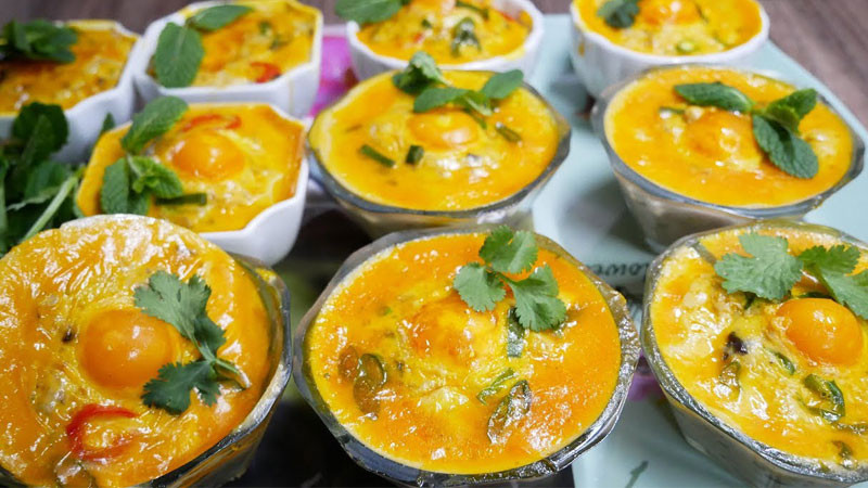 Nguyên liệu để làm mắm chưng không quá cầu kỳ. Nó là sự kết hợp giữa mắm cốt, thịt băm, trứng, củ hành, nấm mèo và gia vị.