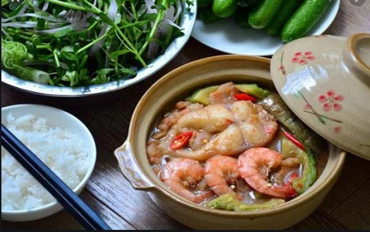 Các nguyên liệu sả, hành, ớt giúp món ăn thêm thơm ngon, dậy vị. Nồi mắm được kho đến khi nước sền sệt là tắt bếp. Nước mắm kho thường dùng để nhúng rau hoặc chan cùng cơm nóng.