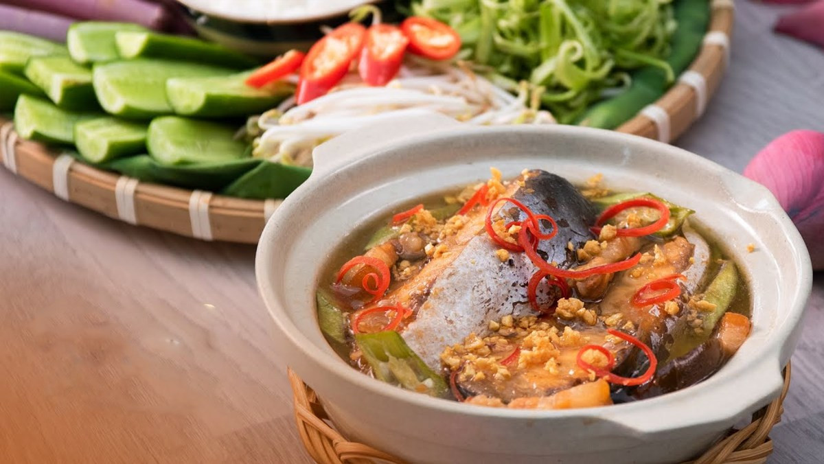 Mắm kho phải ăn lúc còn nóng thì mới ngon, mùi thơm đặc trưng của mắm hòa quyện vị cay của ớt, the của sả, béo béo của thịt ba rọi, vị ngọt của tép đồng, giòn của bông súng và mùi thơm của các loại rau sống tạo nên hương vị tuyệt vời, đậm chất đồng quê làm cho chúng ta không khỏi nuốt nước miếng mỗi khi nhắc đến.