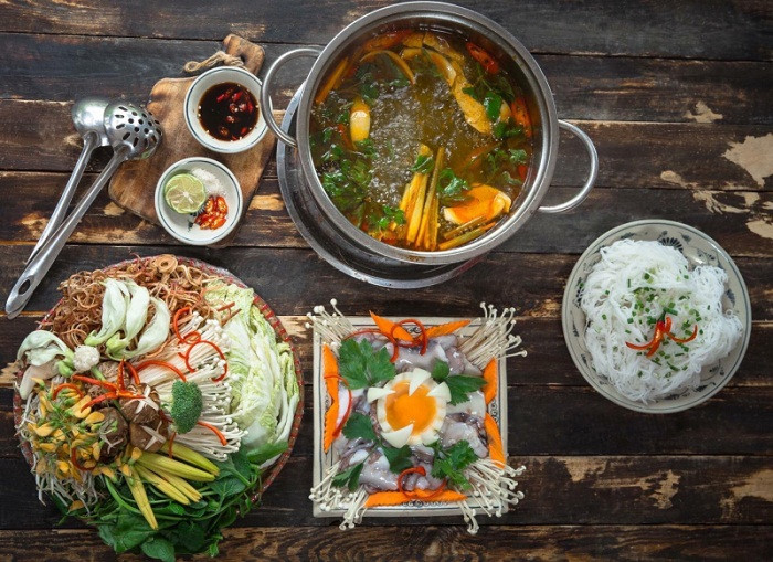 Lẩu mắm là món mắm được nhiều người yêu thích vào ngày mưa, tiết trời se lạnh. Người miền Tây thường chuẩn bị món ăn này để tiếp đãi khách quý đến chơi nhà. Mắm cá sặc hoặc cá linh là 2 nguyên liệu ưa dùng khi chế biến nước lẩu bởi vị đậm, thơm nồng.