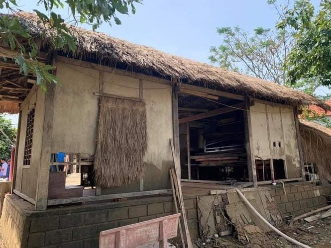 Nhiều mảng tường bị sập hoặc bị bong tróc. Ảnh: Nguyễn Tiến Phương