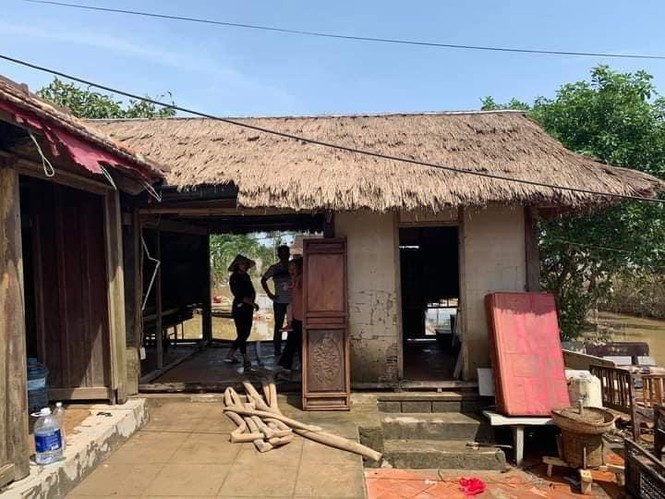 Ông Võ Đại Hàm, người trông coi ngôi nhà lưu niệm của Đại tướng Võ Nguyên Giáp cho biết: Trong cơn lũ lịch sử vừa qua ngôi nhà này bị ngập chạm mái, thiệt hại hết sức nghiêm trọng. (Ngôi nhà của Đại tướng sau cơn lũ lịch sử. Ảnh: Nguyễn Tiến Phương)