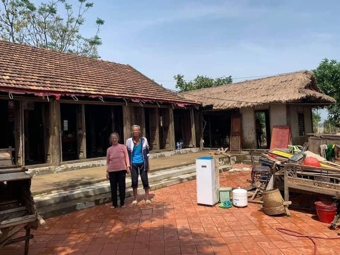 Theo ông Võ Đại Hàm, trước lũ ông đã kê kích những đồ vật quý giá lên cao, tuy nhiên trận lũ này nước ngập quá cao, kết hợp với sóng lớn nên giờ không còn gì. “Mấy bức tường thì có thể làm lại được, chứ rất nhiều kỷ vật ở đây không thể phục hồi được. Đau xót lắm nhưng chẳng thể làm gì được” – ông Hàm nói. (Vợ chồng ông Hàm đứng trước đống đổ nát. Ảnh: Nguyễn Tiến Phương)