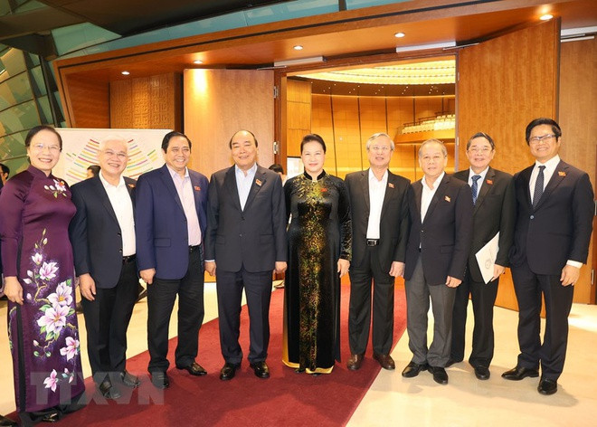 Chủ tịch Quốc hội Nguyễn Thị Kim Ngân và Thủ tướng Nguyễn Xuân Phúc cùng các đại biểu Quốc hội trong giờ giải lao.