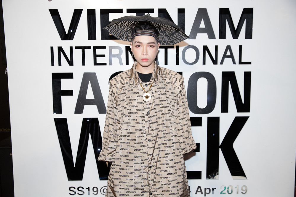 Là một trong những ca sĩ rất chăm chút ngoại hình nên Đức Phúc đầu tư không nhỏ vào phong cách thời trang và tóc tai để có sự xuất hiện hoàn hảo nhất.