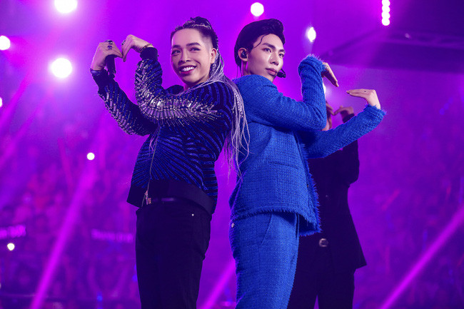 Tại đêm diễn này, anh chàng có một kiểu tóc vô cùng cá tính, cạo sát 2 bên và để tóc tết dài ở giữa.