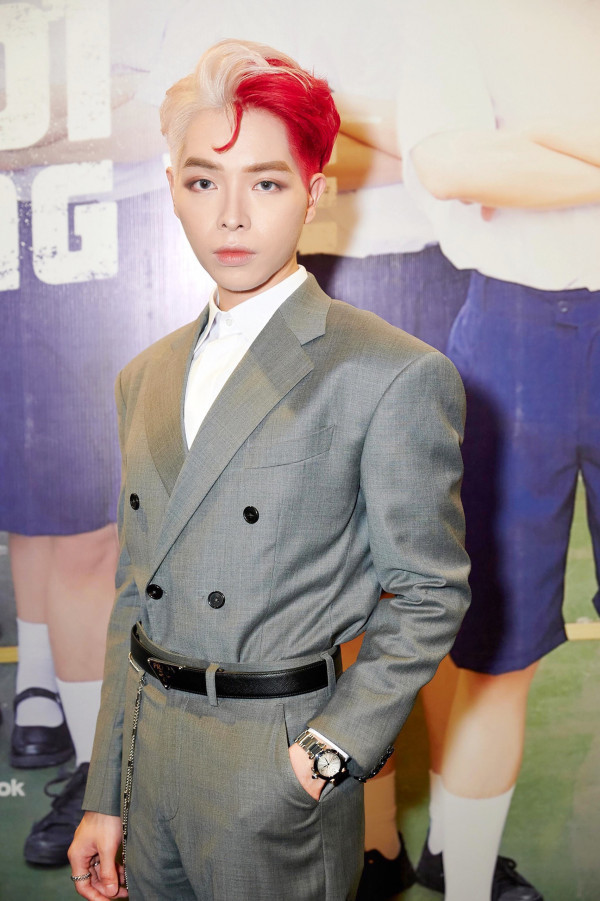 Ở họp báo ra mắt MV mang tên Người ơi người ở đừng về, Đức Phúc nhuộm tóc nửa bạch kim, nửa đỏ vô cùng lạ mắt.