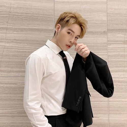 Đức Phúc cũng từng thử qua kiểu tóc hai mái màu nâu tây đầy “chất chơi”.