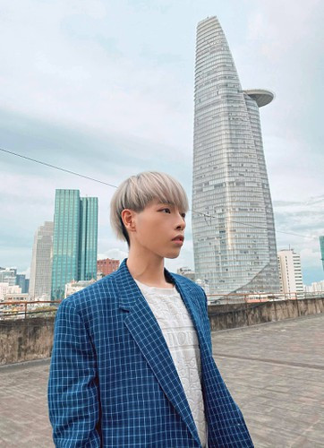 Nam ca sĩ từng nhiều lần thay đổi màu tóc nhuộm cực nổi bật. Trước đó, Đức Phúc cũng gây ấn tượng với mái tóc nhuộm màu bạch kim thời thượng.