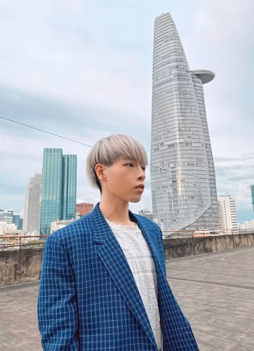 Nam ca sĩ từng nhiều lần thay đổi màu tóc nhuộm cực nổi bật. Trước đó, Đức Phúc cũng gây ấn tượng với mái tóc nhuộm màu bạch kim thời thượng.