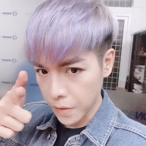 Mái tóc nhuộm màu tím cũng không làm khó được nam ca sĩ 9X. Ảnh: Internet.