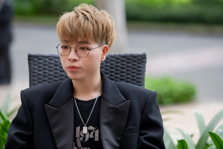 Đức Phúc đã khéo léo lựa chọn màu nhuộm nâu sáng cùng với tóc tỉa Layer, sự kết hợp hoàn hảo này càng làm nổi bật được gương mặt nhỏ nhắn của chàng ca sĩ này.