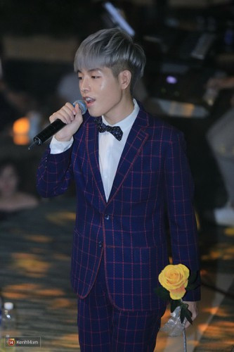 Bắt trend tóc màu xám khói thời thượng, chàng ca sĩ thực sự gây ấn tượng với người hâm mộ.