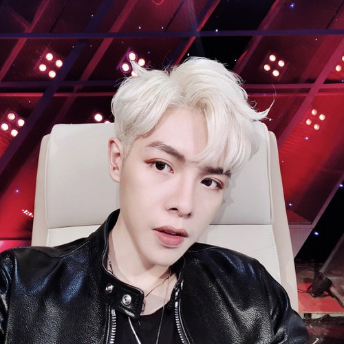 Vốn sở hữu làn da khá trắng sáng, kiểu tóc màu sáng vô cùng phù hợp với nam ca sĩ.