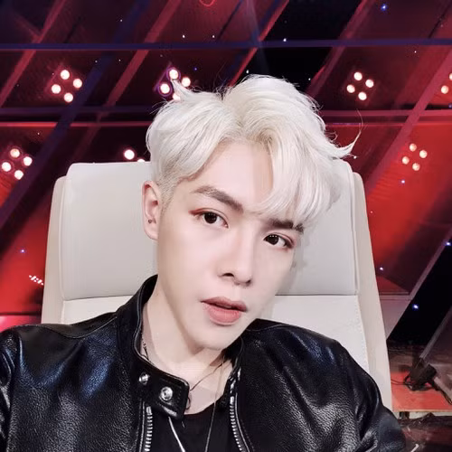 Vốn sở hữu làn da khá trắng sáng, kiểu tóc màu sáng vô cùng phù hợp với nam ca sĩ.