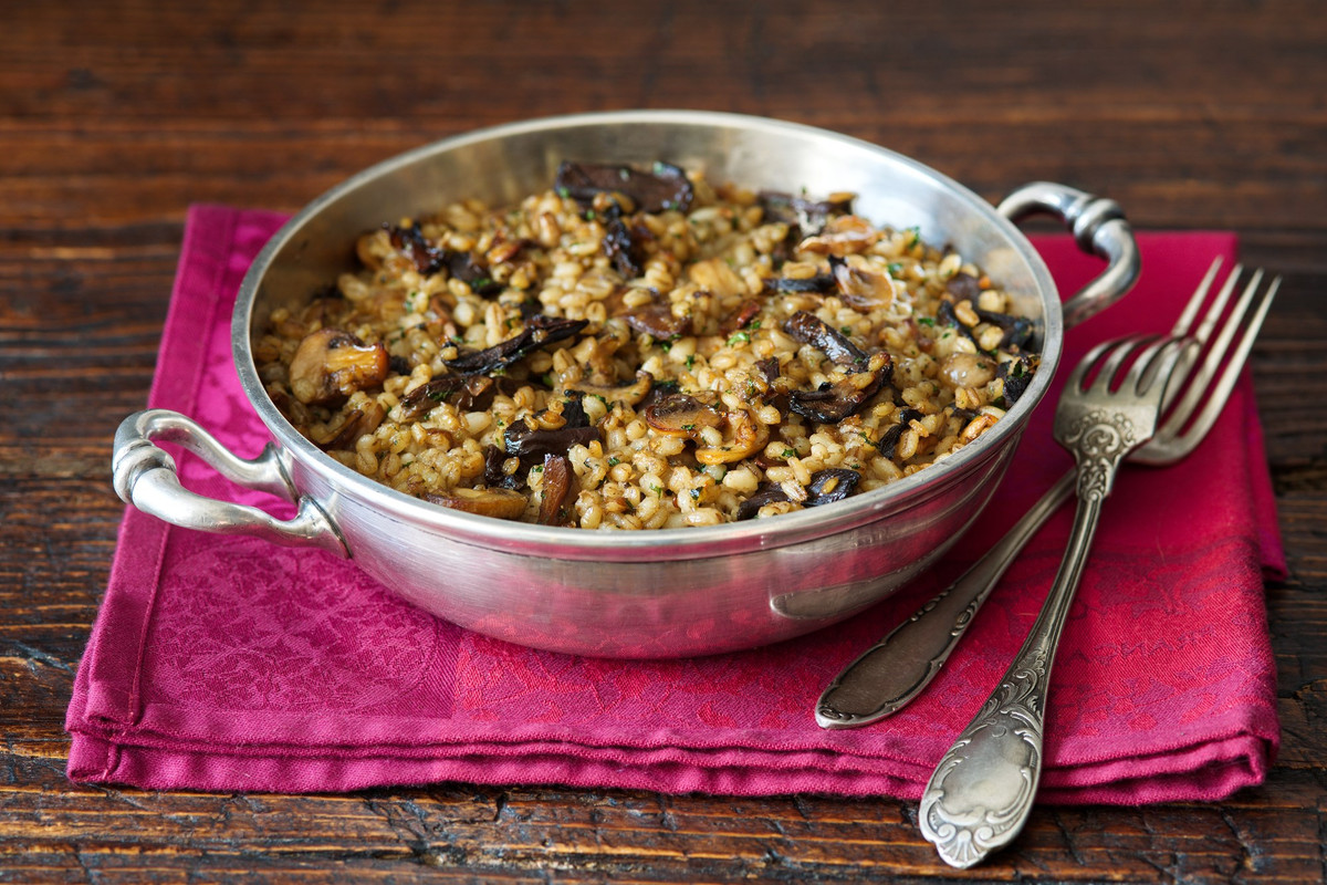 6. Cộng hòa Séc - Houbový kuba: Món risotto bằng nấm và lúa mạch này đã được ăn trong nhiều thế kỷ. Mọi người thường nhịn ăn vào lễ Giáng sinh và món kuba không thịt đã trở thành món ăn hoàn hảo cho dịp này. Các thành phần như hành, tỏi, mỡ và tiêu đen được thêm vào để hương vị món ăn đậm đà hơn.