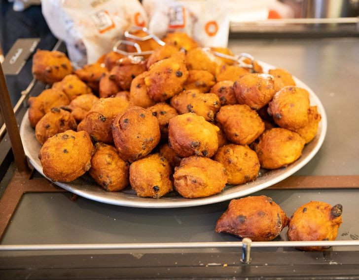 8. Hà Lan – Oliebollen: Tên của món này có thể được dịch theo nghĩa đen là “quả bóng dầu”. Để làm ra chúng, người ta thả một muỗng bột vào dầu nóng trước khi chiên giòn và sau đó dùng kèm với đường.