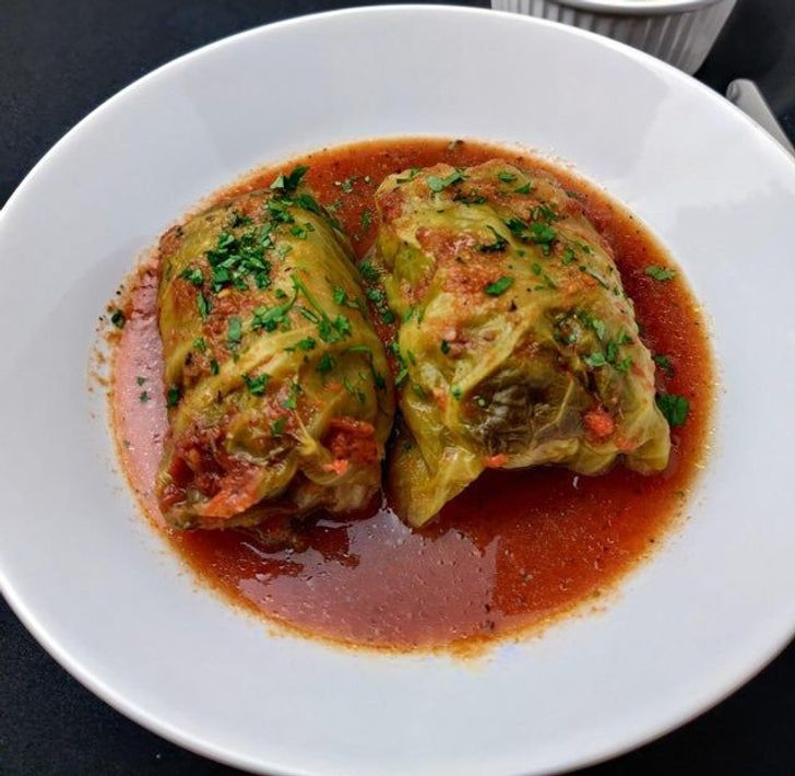 9. Ba Lan – Gołąbki: Món này gồm thịt xay bọc trong bắp cải. Người Ba Lan thường cho món này nhúng trong nước sốt cà chua dùng trong bữa ăn chính của Giáng sinh.