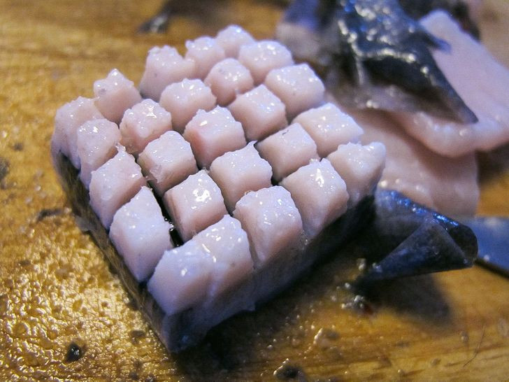 3. Greenland – Mattak: Người Greenland gọi món ăn lạ thường này là mattak, tuy nhiên, nó cũng có thể được gọi là muktuk. Nó được làm từ cá voi đầu cong, beluga hoặc kỳ lân biển và thường được ăn sống. Món ăn chứa rất nhiều dầu, có vị thơm và chứa nhiều vitamin C.