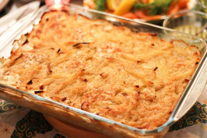 5. Thụy Điển - Janssons frestelse: Món thịt hầm truyền thống, được gọi là Janssons frestelse trong tiếng Thụy Điển, là món ăn tuyệt vời trong đêm Giáng sinh ở Thụy Điển. Nó được làm từ khoai tây nhiều lớp, cá cơm (hoặc bột), hành tây, vụn bánh mì và kem béo.