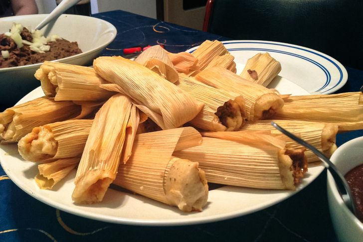 10. Mexico – Tamales: Món ăn phổ biến này được làm từ bột ngô được gói trong lá chuối và hấp. Có thể thêm nhân như thịt, phô mai, rau và ớt để tạo vị đậm đà hơn.