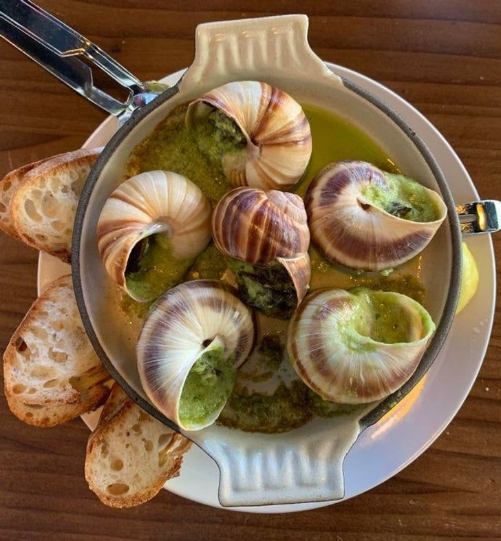 7. Pháp – Escargots: Tên của món ăn có nghĩa đen là “ốc ăn được” và nó đã trở thành một trong những món ăn mang tính biểu tượng của Pháp. Trong lễ Giáng sinh, chúng thường được phục vụ như một món khai vị phủ bơ tỏi và mùi tây. 