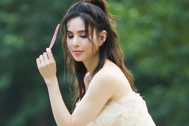 Bên cạnh đó, nhờ phong cách ăn mặc trẻ trung cùng tinh thần lạc quan, Lý Nhược Đồng duy trì được nét thanh xuân mà không cần đụng "dao kéo". Ảnh: Internet.