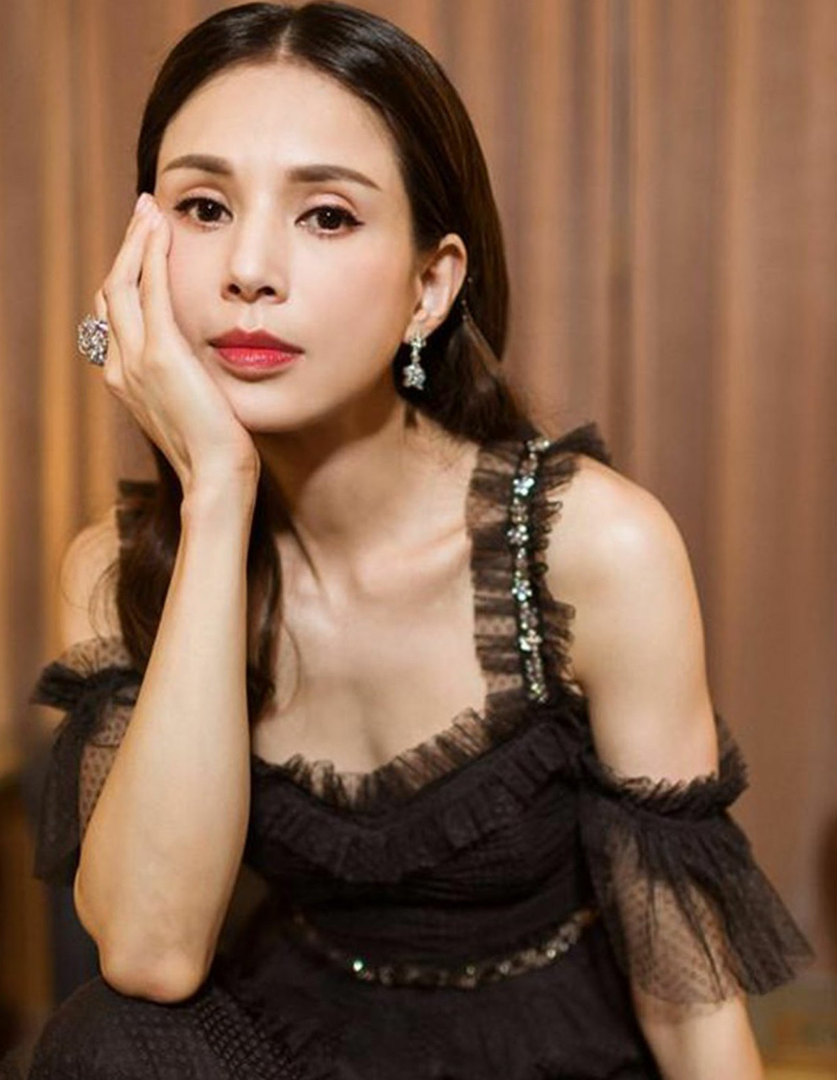 Bên cạnh đó, gần 10 năm qua, Lý Nhược Đồng duy trì kỷ luật với bản thân rất nghiêm khắc, đều đặn đến phòng tập gym 3-5 buổi/tuần, mỗi buổi 2 tiếng để duy trì vóc dáng. Cô tiết lộ, cũng nhờ gym, cô đã thoát khỏi tình trạng trầm cảm và giữ được cơ thể săn chắc, nổi cơ sáu múi như hiện tại.