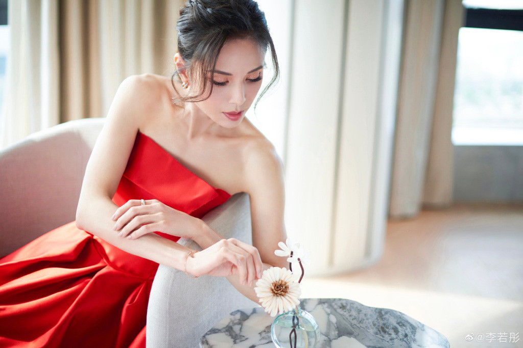 Lý Nhược Đồng ngủ rất nhiều và có thể ngủ cả ngày nếu không bị ai đánh thức: "Giấc ngủ với tôi là vô cùng quan trọng, 1 ngày có thể ngủ hơn 10 tiếng. Có người làm phiền tôi sẽ rất khó chịu. Chính vì vậy nếu như không đóng phim, tôi sẽ ở trong phòng và tắt điện thoại".