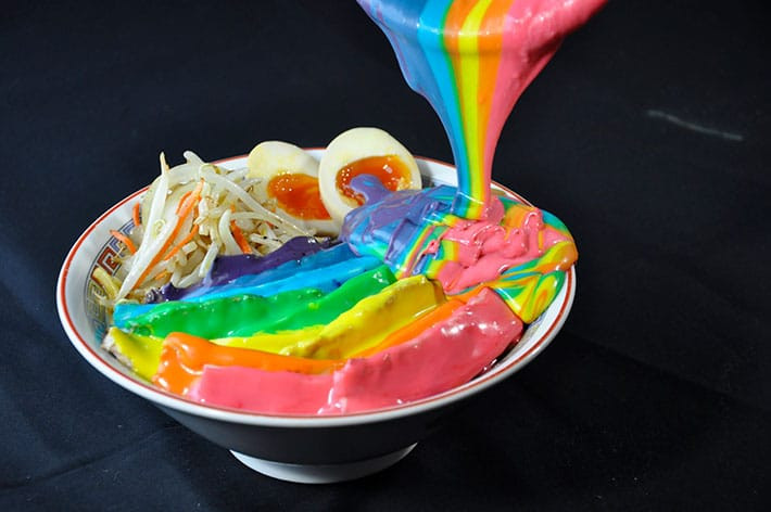 Món mì ramen cầu vồng này sử dụng nước súp miso truyền thống, "cầu vồng" trên sợi mì thực chất là nước sốt phô mai 7 màu.