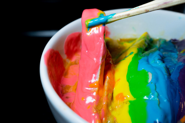 Sốt cầu vồng được làm từ phô mai Fondue rồi cho thêm màu để tạo ra 7 màu của cầu vồng. Sau đó, người ta sẽ rưới sốt lên những lát thịt theo thứ tự màu của cầu vồng.