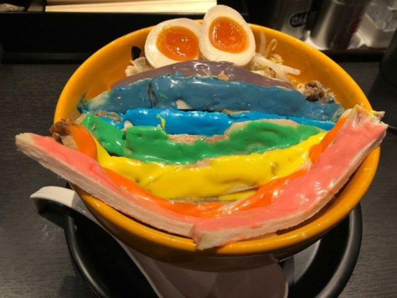 Happy Rainbow Ramen được chế biến dựa trên công thức của miso cà ri ramen, với nước dùng đậm đà, lát thịt dày và mọng nước, trứng luộc mềm có vị miso. Giá của một tô Happy Rainbow Ramen là 1.280 yên.