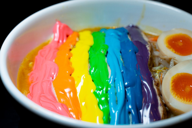 Ngày 8/12 vừa qua, chuỗi cửa hàng ramen 60 năm tuổi ở Nhật Bản đã tung ra món "Happy Rainbow Ramen" độc đáo. Một số người tò mò nên đã đến ăn thử và có nhiều phản ứng bất ngờ.