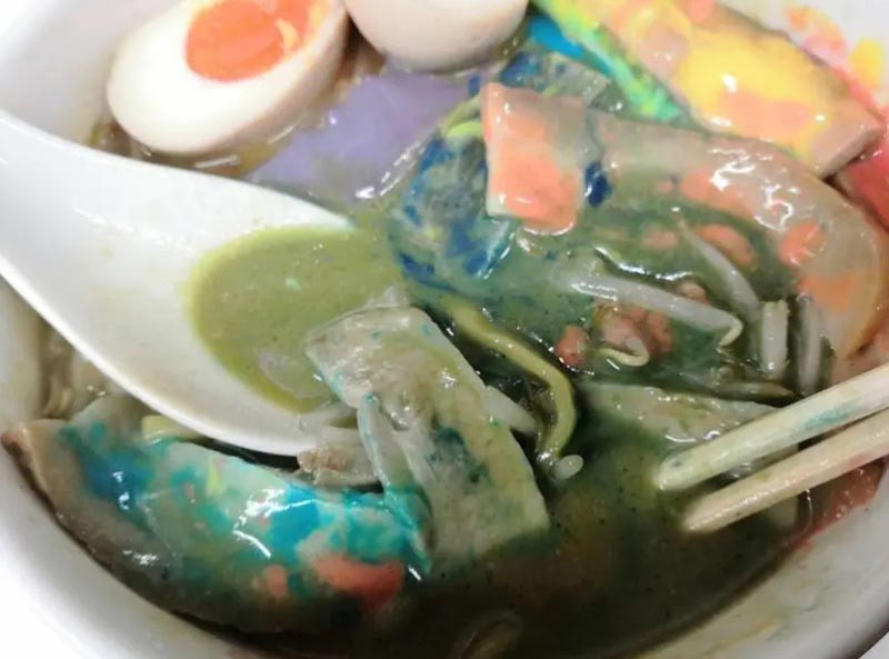 Ngoài ra, khi bạn gắp mì lên, những sợi mì dính sốt cầu vồng tạo thành những sợi cầu vồng rất ấn tượng.