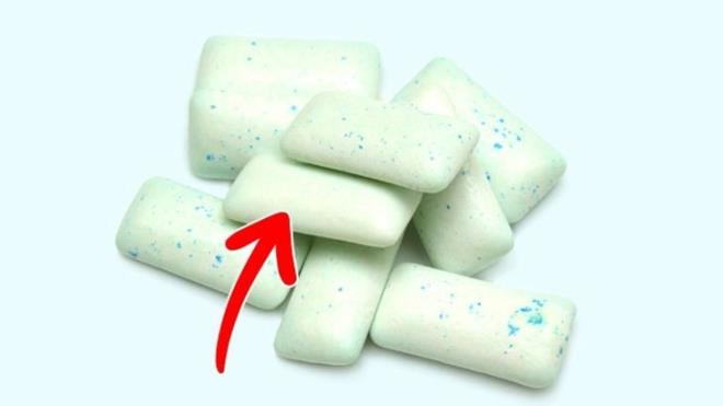 Nhai kẹo cao su: Axit tiêu hóa được tạo ra trong khi bạn nhai kẹo cao su sẽ phá hủy lớp niêm mạc của dạ dày trống rỗng; ăn quá nhiều kẹo cao su có thể dẫn đến viêm dạ dày. Khoa học cũng chứng minh rằng những người nhai kẹo cao su thích đồ ăn vặt (khoai tây chiên, kẹo) hơn là trái cây và rau.