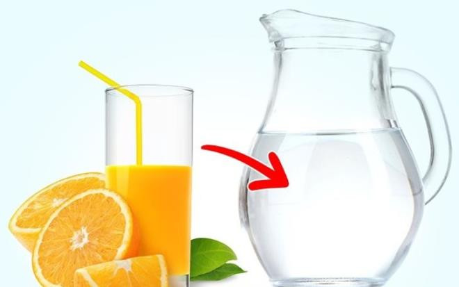 Uống nước cam, quýt: Nhiều người có thói quen uống ngay 1 cốc nước cam, quýt ngay khi thức dậy vì nghĩ tốt cho sức khỏe, nhưng đây lại là thói quen sai lầm. Bởi nước cam, quýt có lượng vitamin C lớn, tiêu thụ lúc dạ dày trống rỗng sẽ làm tăng nguy cơ viêm dạ dày.