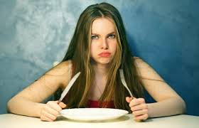 Căng thẳng: Các nhà nghiên cứu đã chứng minh rằng đói bụng khiến chúng ta dễ mất bình tĩnh hơn. Nó xảy ra bởi vì sự tự chủ rất cần năng lượng và nguồn năng lượng này sẽ thiếu hụt khi dạ dày trống rỗng. Nếu bạn không có thời gian để ăn trước khi thảo luận, hãy uống một thứ gì đó ấm và mời đối phương của bạn. Điều này sẽ làm cho cuộc trò chuyện trở nên thân thiện hơn. Ảnh: BS.