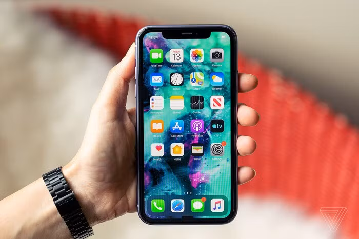 Man hinh iPhone 12 ben hon iPhone 11 nhung mat lung de xuoc-Hinh-2