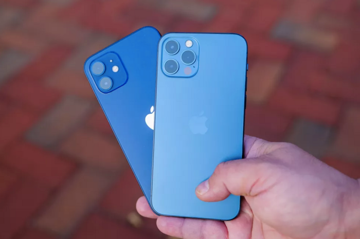 Man hinh iPhone 12 ben hon iPhone 11 nhung mat lung de xuoc-Hinh-3