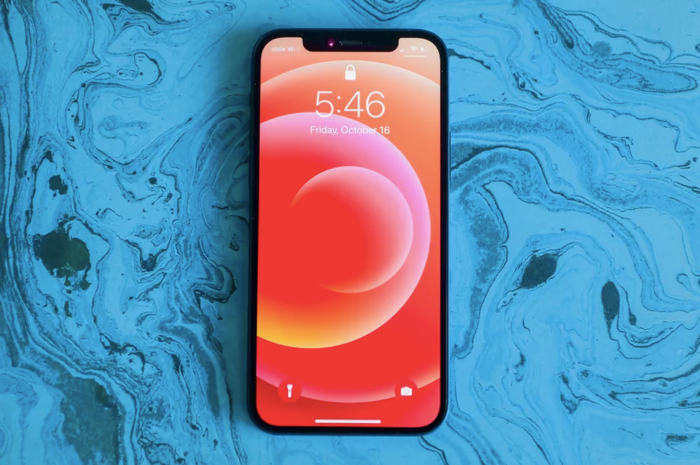 Man hinh iPhone 12 ben hon iPhone 11 nhung mat lung de xuoc